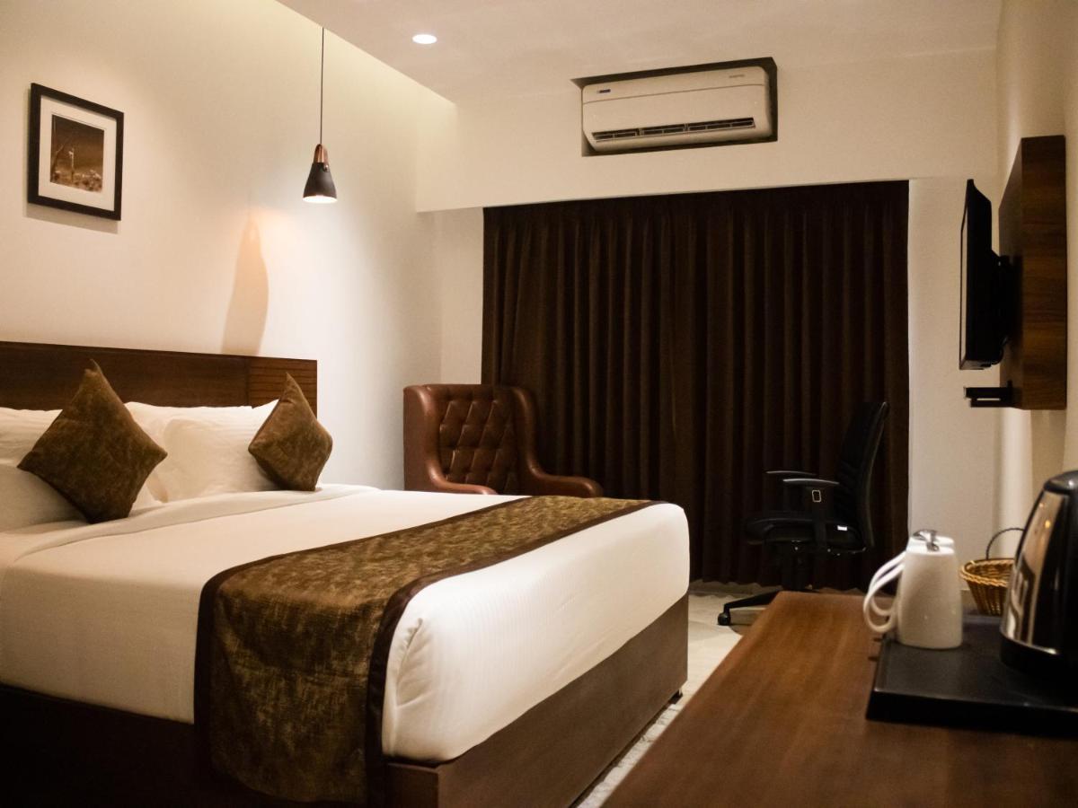 The Runway Hotel Kochi Exteriér fotografie