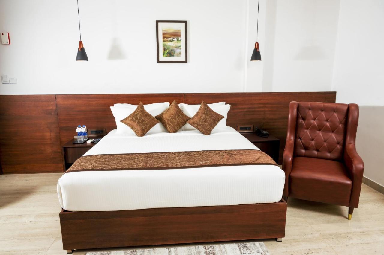 The Runway Hotel Kochi Exteriér fotografie